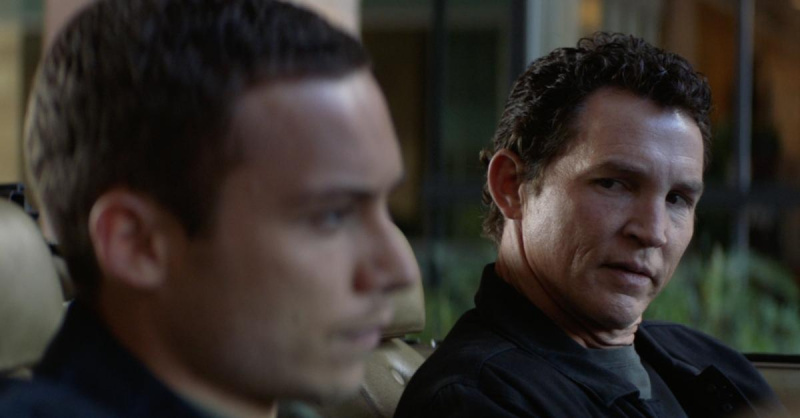 Finn Cole ve Shawn Hatosy