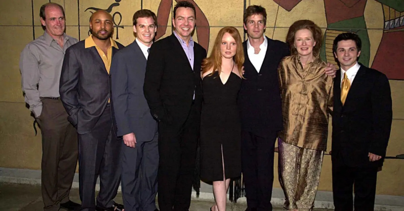 el elenco de'Six Feet Under' with creator Alan Ball (center) at its series premiere