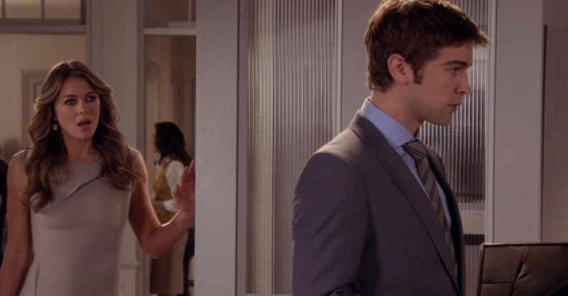 (L-R) Diana Payne (Elizabeth Hurley) và Nate Archibald (Chace Crawford)