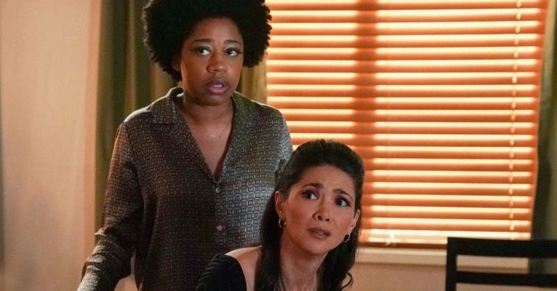 (L-R) Kasie (Diona Reasonover) và Robin Knight (Lilan Bowden)