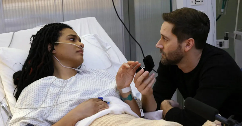 Freema Agyeman als Dr. Freema Agyeman. Helen Sharpe und Ryan Eggold als Dr. Helen Sharpe. Max Goodwin