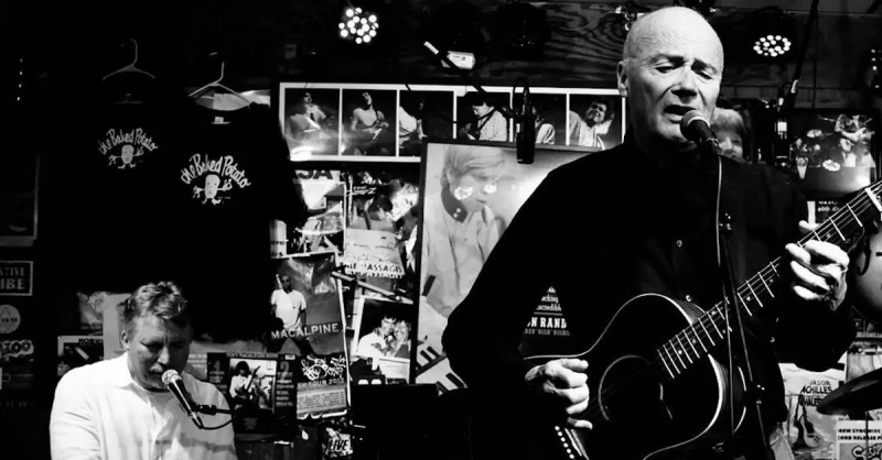 Creed Bratton 在 Baked Potato 与 Tim Hockenberry 一起表演