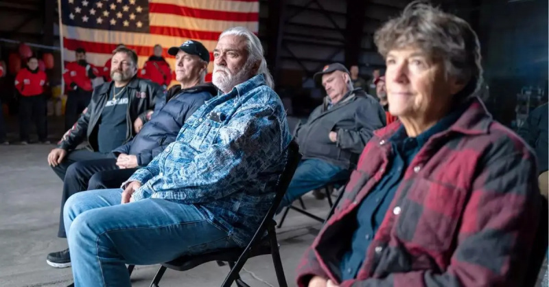 Johnathan Hillstrand, Andy Hillstrand, Bill Wichrowski, Linda Greenlaw 및 Keith Colburn이 회의를 위해 함께 모였습니다.