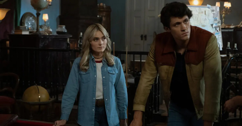 Meg Donnelly kot Mary Campbell in Drake Rodger kot John Winchester