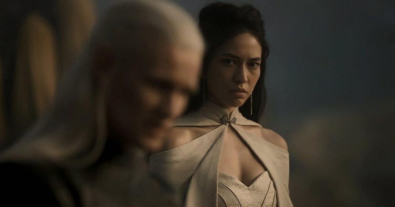 Matt Smith trong vai Daemon Targaryen và Sonoya Mizuno trong vai Mysaria trong'House of the Dragon.'