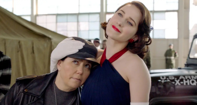 陸軍トラックの前でスージーを抱きしめるミッジ'The Marvelous Mrs. Maisel'