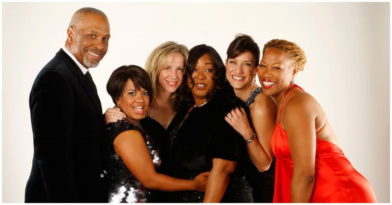 Shonda Rhimes su keliais'Grey's Anatomy' cast members and writers