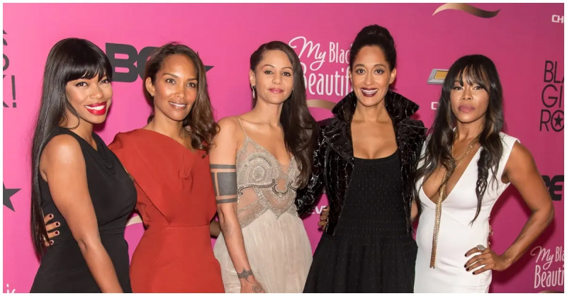(l-r): Mara Brock Akil su'Girlfriends' cast