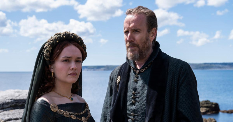 Olivia Cooke at Rhys Ifans sa'House of the Dragon'