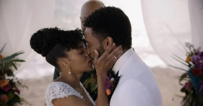 (l-r): Kelly McCreary trong vai Maggie và Anthony Hill trong vai Winston hôn nhau trong ngày cưới của họ trong Phần 17 của'Grey's Anatomy'