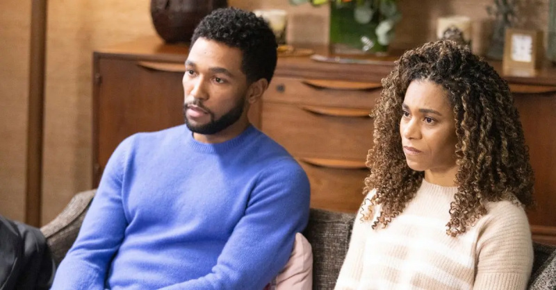(l-r): Anthony Hill trong vai Winston Ndugu và Kelly McCreary trong vai Maggie Pierce tham gia buổi tư vấn về'Grey's Anatomy' Season 19.
