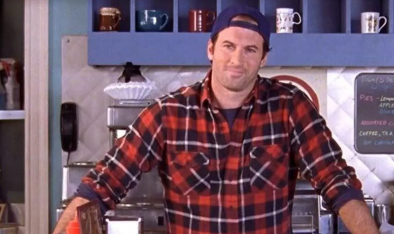 卢克·丹尼斯 (Luke Danes) 在他的餐厅里穿着法兰绒衣服'Gilmore Girls'