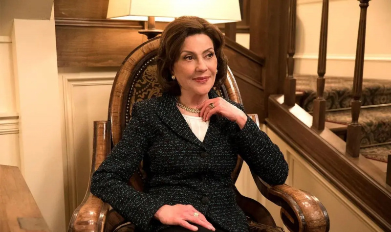 艾米莉·吉尔摩 (Emily Gilmore) 坐在她的家中'Gilmore Girls'