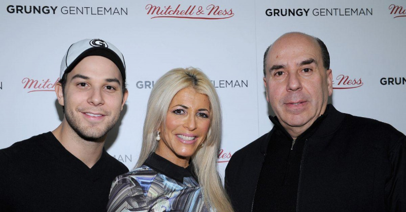 (l-r): Skylar Astin, Meryl Lipstein og Barry Lipstein smiler på den røde løber.