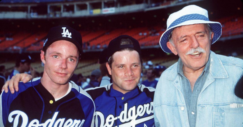 (l-r): Mackenzie Astin, Sean Astin og John Astin til et LA Dodgers-spil.
