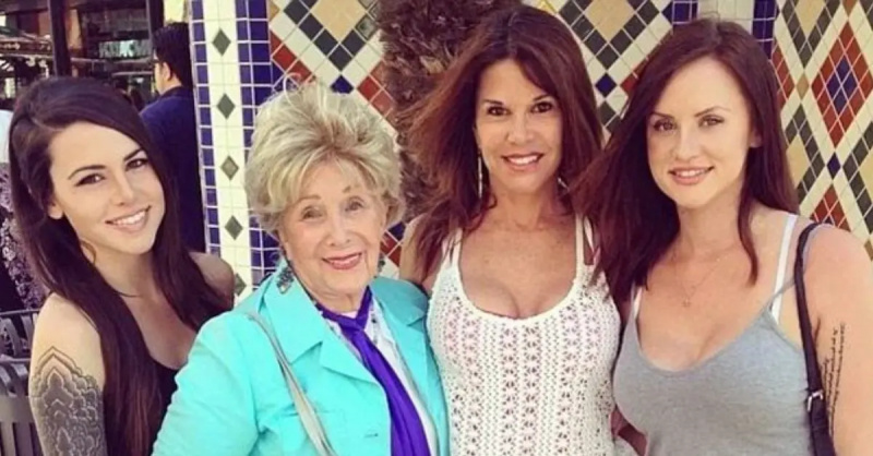 Alexa Curtin, Marilou Colee, Lynne Curtin e Raquel Curtin estão lado a lado
