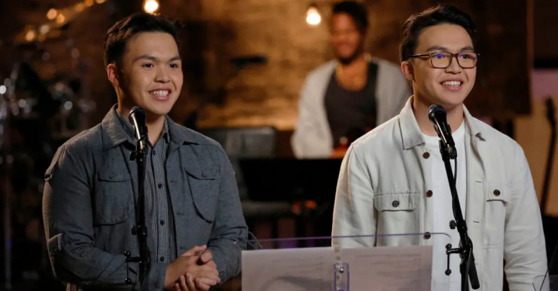 Justin Garcia และ Jeremy Garcia ยิ้มระหว่างการซ้อม