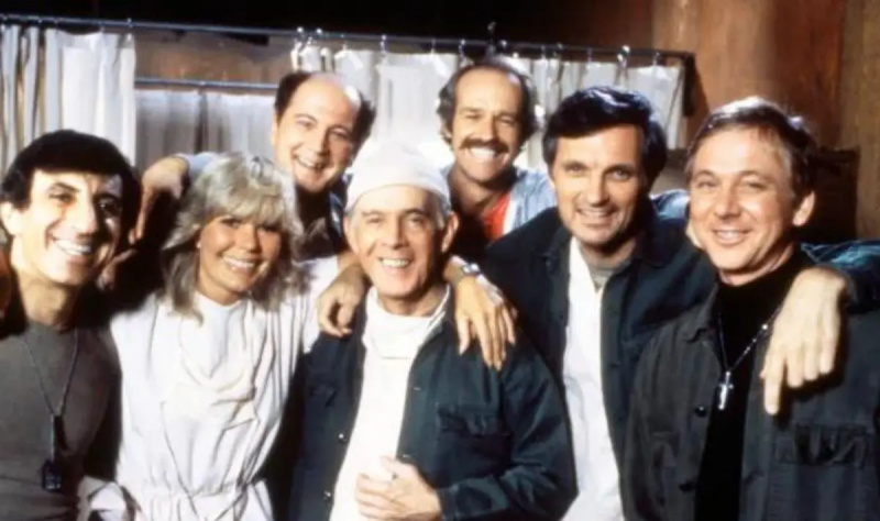 Die Besetzung von M*A*S*H lächelt am Set