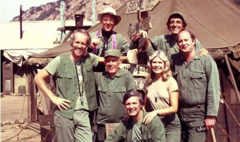 Die Darsteller von M*A*S*H posieren am Set in ihren Uniformen
