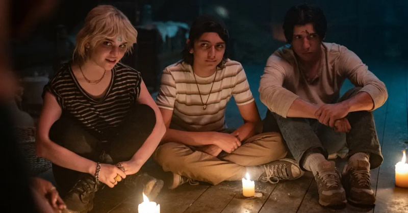 Natalie (Sophie Thatcher), Javi (Luciano Leroux) i Travis (Kevin Alves) prisustvuju seansi.