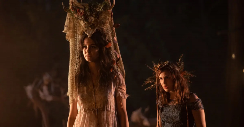 Lottie (Courtney Eaton) i Shauna (Sophie Nélisse) tijekom"Doomcoming."