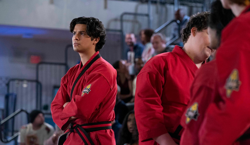 Miguel naskočí na autobus do Mexico City, aby se setkal se svým otcem ve finále 4. sezóny'Cobra Kai.'