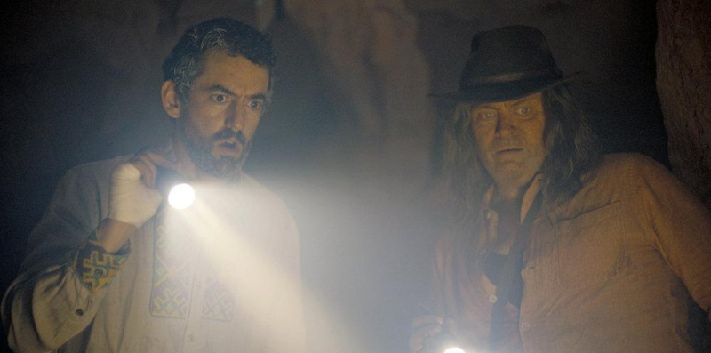 Luis Gerardo Méndez sebagai Baltasar Frías dan Nick Offerman sebagai Murray Thompson dalam'The Resort.'