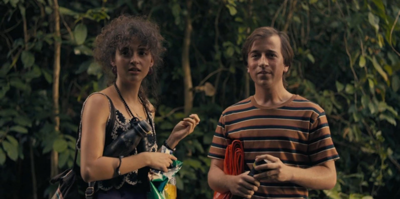 tt sebagai Sam Lawford dan Nina Bloomgarden sebagai Violet Thompson dalam'The Resort.'