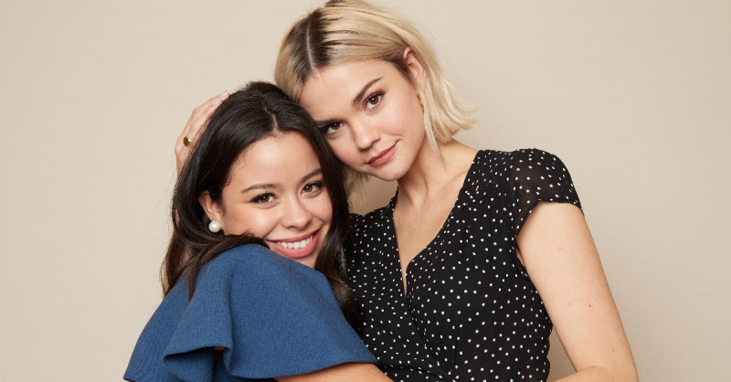 Cierra Ramirez ve başrol oyuncusu Maia Mitchell.