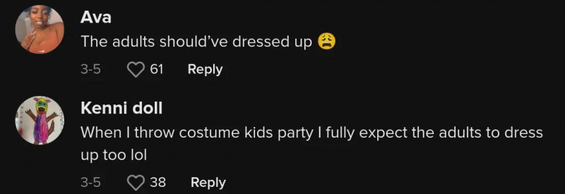 une femme se présente à la fête des enfants en costume