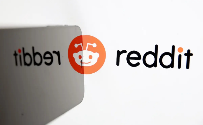 En reedit-logo ved siden av en dataskjerm