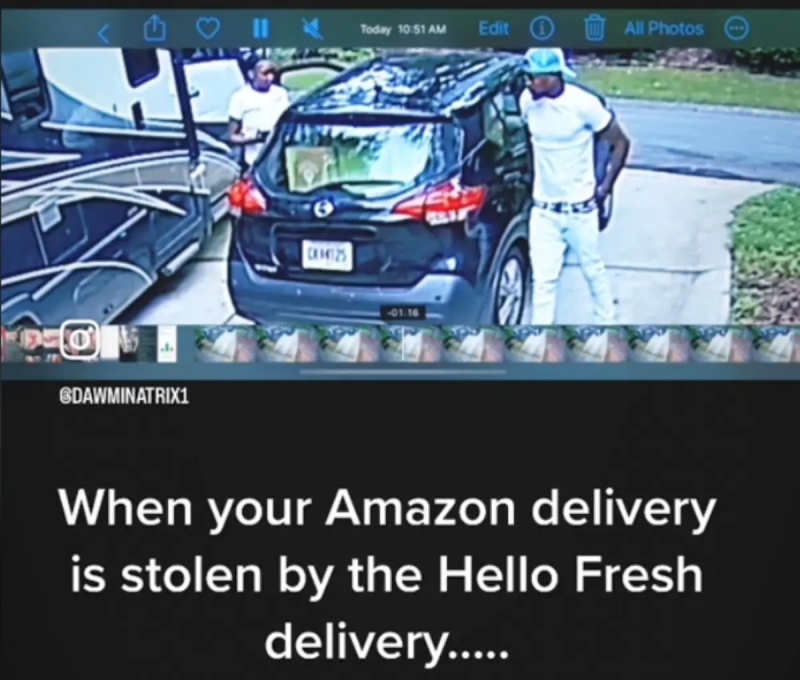 Ekrano kopija, kurioje asmuo, užfiksavęs „Hello Fresh“, pristato vairuotojus, vagiančius „Amazon“ paketą