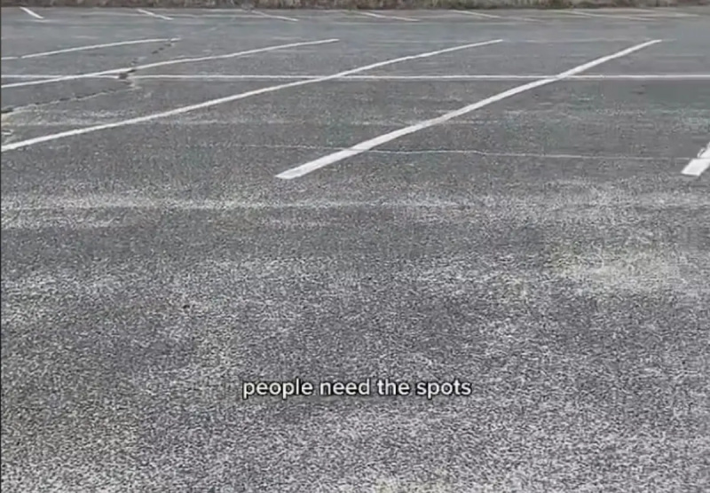 En mann klager på at personen parkerer på en tom parkeringsplass