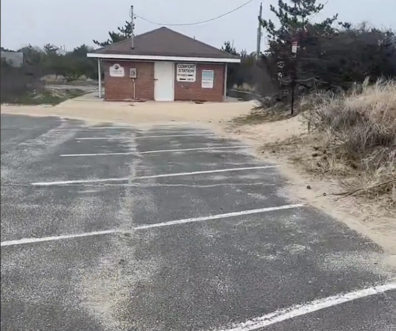 En mann klager på at personen parkerer på en tom parkeringsplass