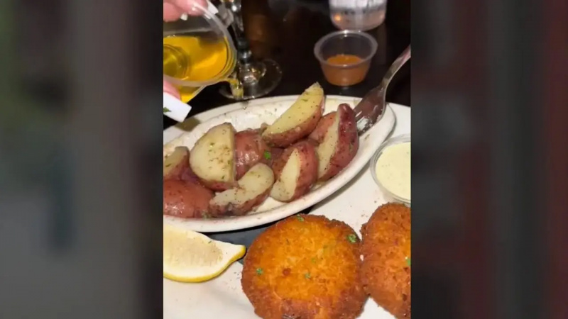   굴 바에서 크랩 케이크와 감자를 맛보세요