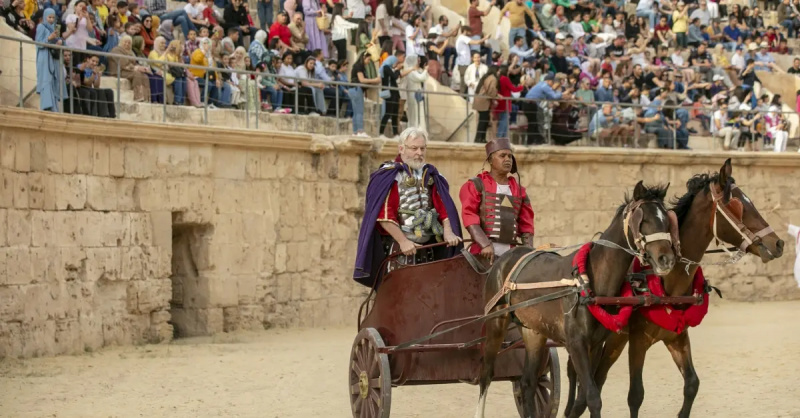 Pessoas vestindo roupas do período do Império Romano se apresentam no"Rome Days" Festival at the Amphitheater of El Djem in Mahdia Governorate south of Tunis, Tunisia