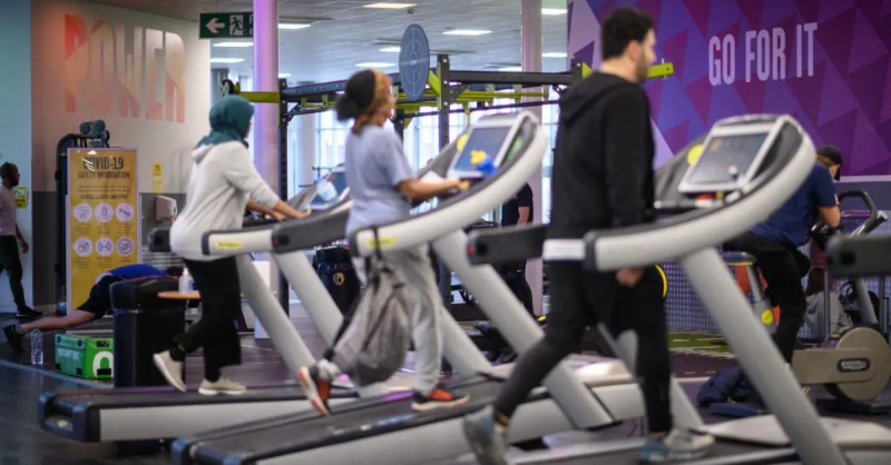   Ihmiset käyttävät juoksumatot yhdellä Kensington Leisure Centerin kuntosalialueista ensimmäisenä uudelleen avaamispäivänä viimeisimmän lukituksen päätyttyä, 02.12.2020 Lontoossa, Englannissa.