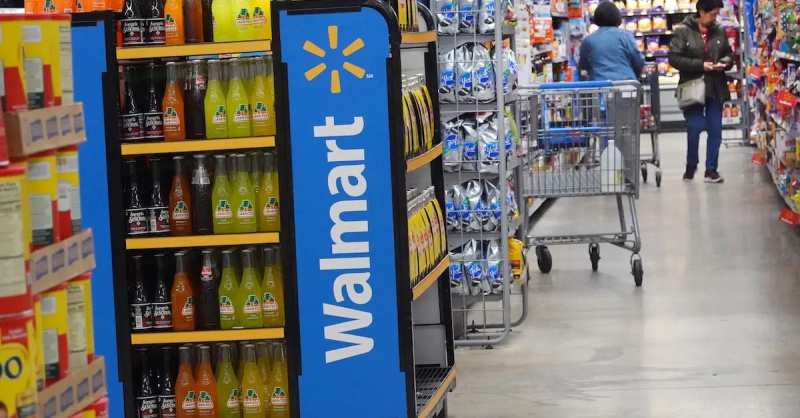 Käufer wählen Artikel an einem Walmart-Standort aus