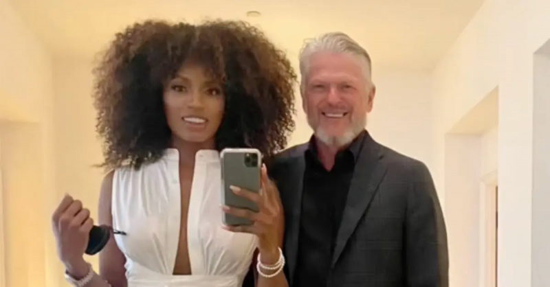 Um casal inter-racial sorrindo para uma foto, como visto em um"Black Wife Effect" TikTok video