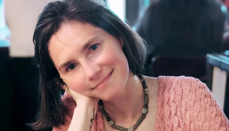 Amanda Knox tựa đầu vào tay