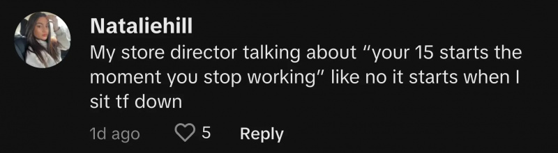 Użytkownik TikTok @natalie.hilll skomentował: „Mój dyrektor sklepu mówi'your 15 starts the moment you stop working' like no it starts when I sit TF down."