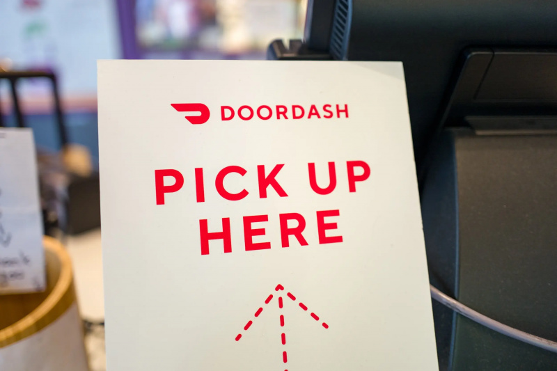 «Оно все еще перед дверью» — DoorDasher противостоит клиенту, который утверждает, что не получил заказ
