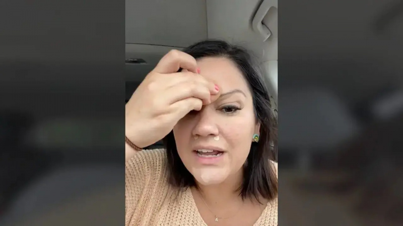Mamãe se maquiando enquanto conta a história de intoxicação alimentar no primeiro encontro