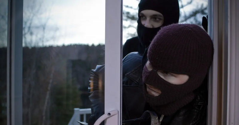 Kvinna sover genom konstiga inbrott i lägenhet: 'Han hade en uppstoppad apa och banan'