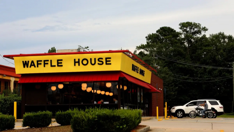 Il server Waffle House si fa avanti per cucinare e gestire il ristorante da solo